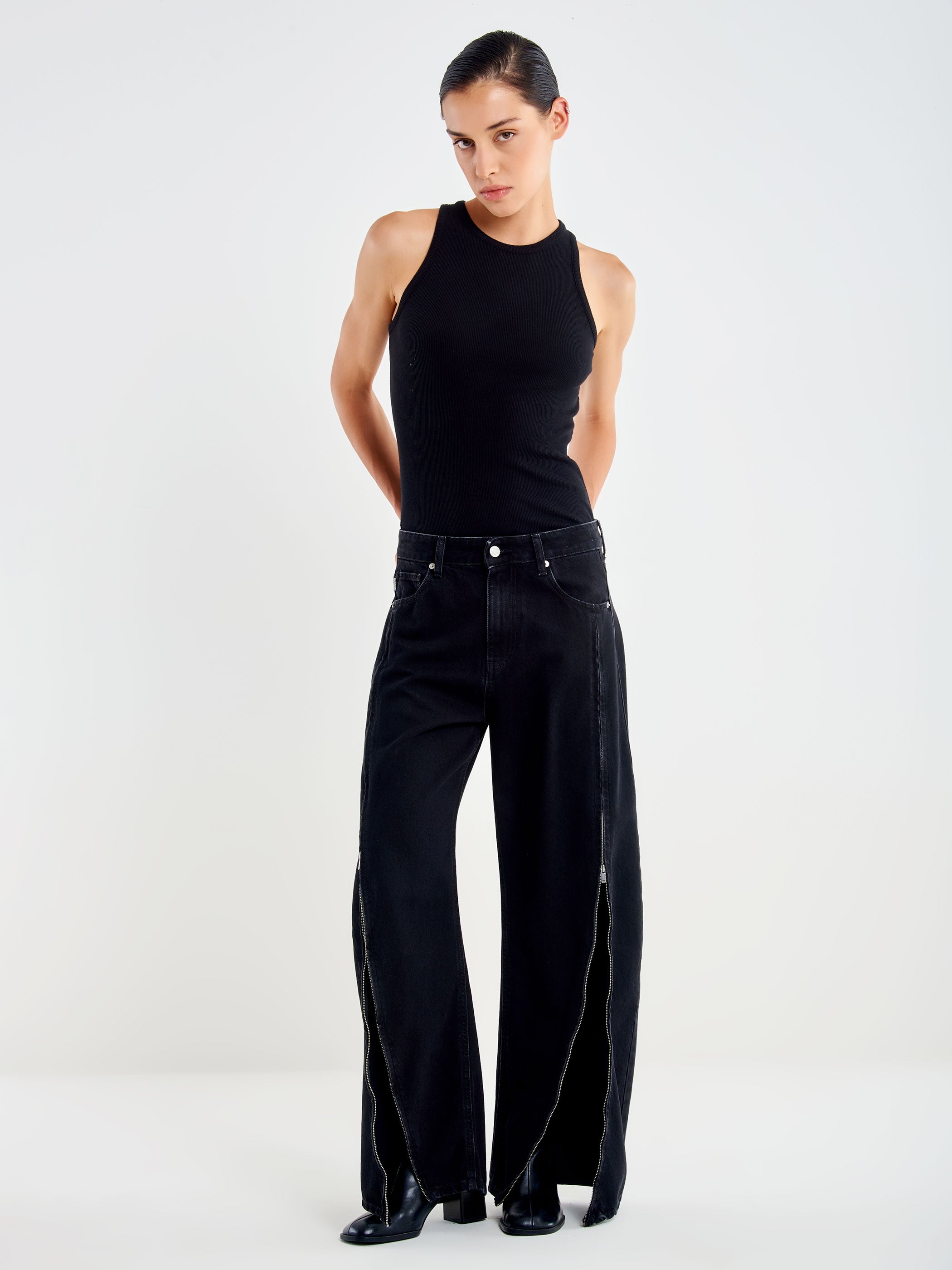 Barrel Jeans with Zip
