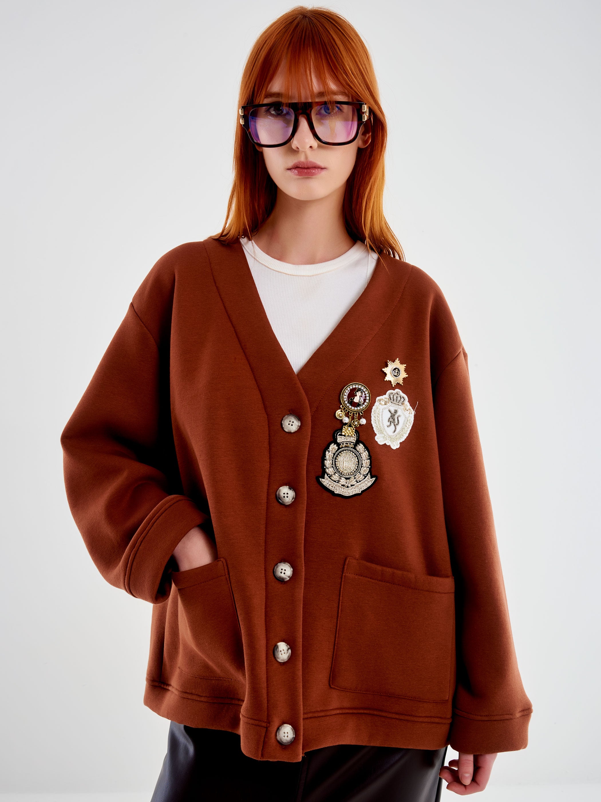 Vicolo Cardigan in Felpa con Patch e Spille Marrone