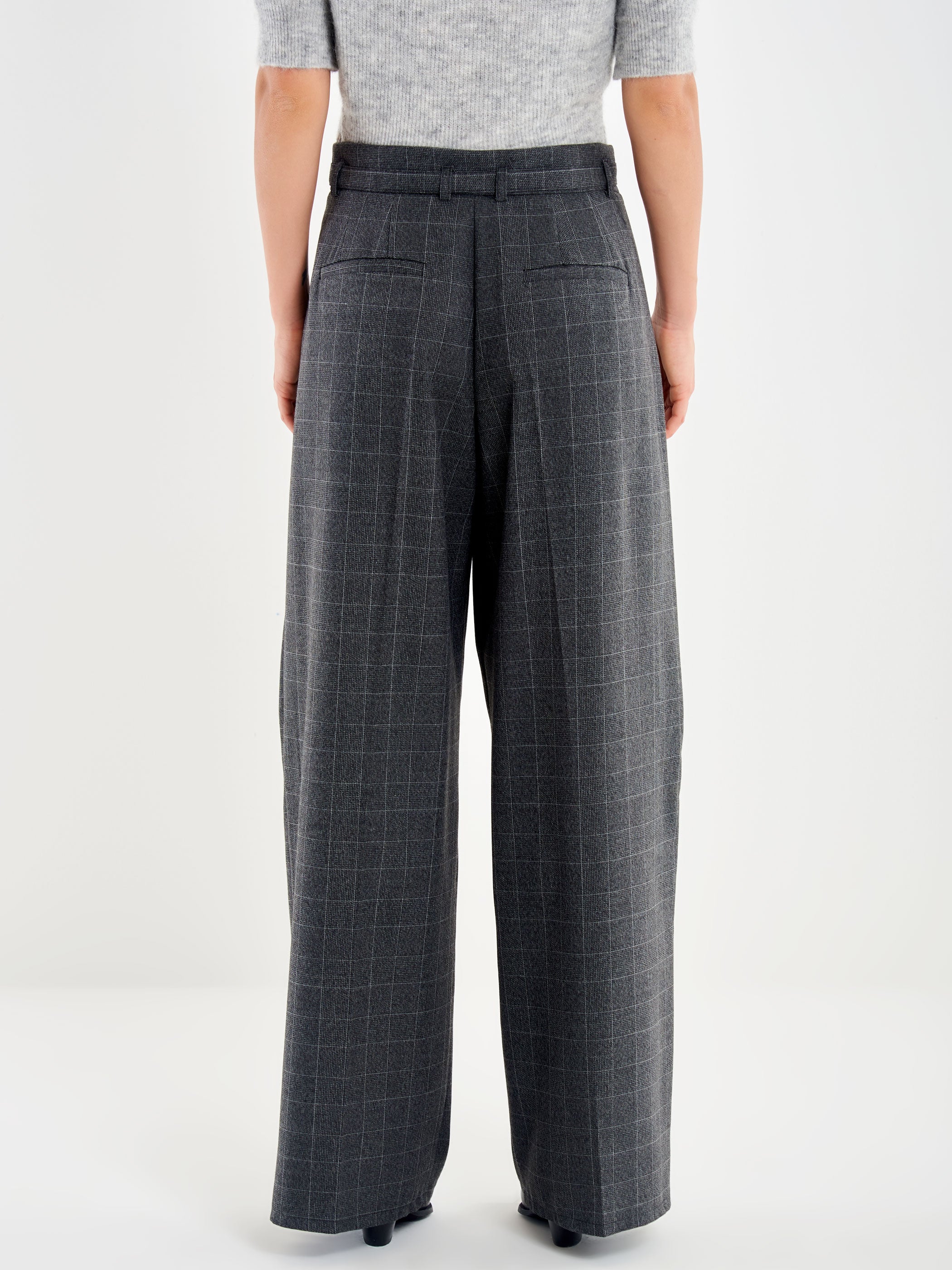 Pantalone Ampio con Pinces e Cintura